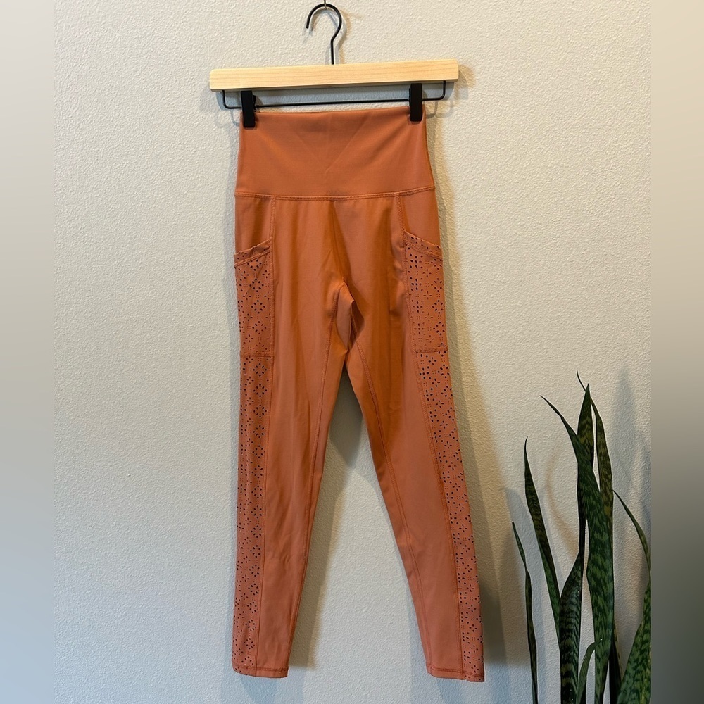 EUC aerie High Rise Leggings with Cutout
